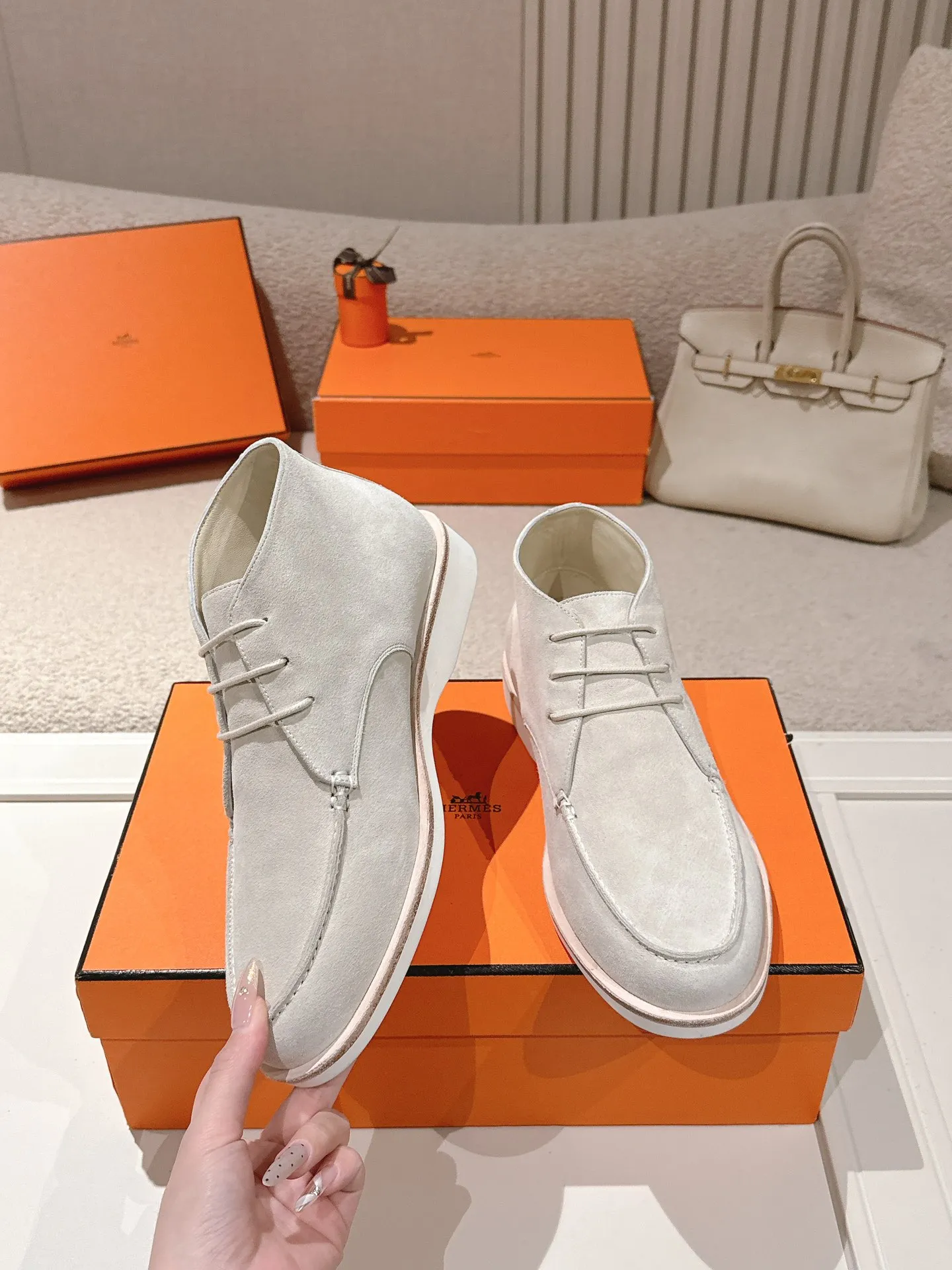 Men's Men's Shoes 660💰 Hermes men's size #26ss calfskin derby shoes, decorated with signature "H Diamant" details for a stylish and casual style. Fabric: Cow suede Lining: Mixed sheep lining Outsole: Genuine leather welt + original TPU Bottom thickness: 3CM Code number: 39-45 (customized at 46.47)